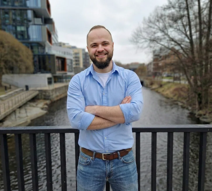 Alexander Holf standing by a canal in Oslo